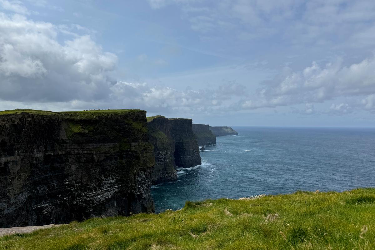 맑은 날의 모허의 절벽 (Cliffs of Moher)